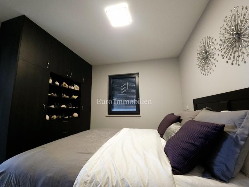 na-prodej-moderne-zarizeny-apartman-se-dvema-loznicemi-a-velkou-krytou-terasou-s-castecnym-vyhledem-na-more-malinska-ostrov-krk-chorvatsko