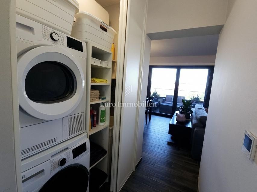 na-prodej-moderne-zarizeny-apartman-se-dvema-loznicemi-a-velkou-krytou-terasou-s-castecnym-vyhledem-na-more-malinska-ostrov-krk-chorvatsko