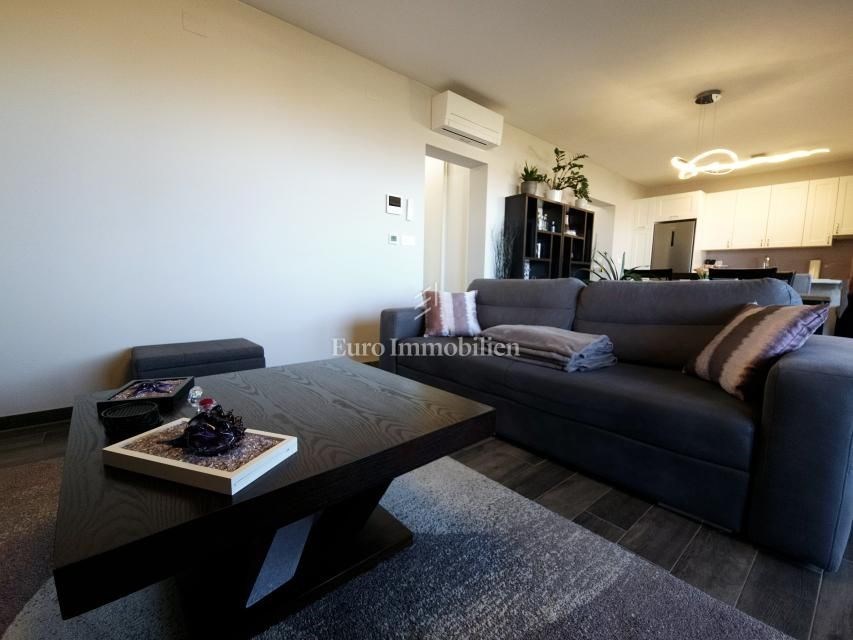 na-prodej-moderne-zarizeny-apartman-se-dvema-loznicemi-a-velkou-krytou-terasou-s-castecnym-vyhledem-na-more-malinska-ostrov-krk-chorvatsko