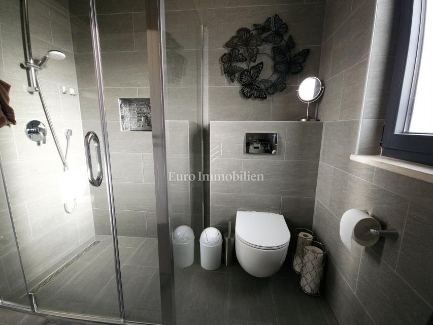 na-prodej-moderne-zarizeny-apartman-se-dvema-loznicemi-a-velkou-krytou-terasou-s-castecnym-vyhledem-na-more-malinska-ostrov-krk-chorvatsko