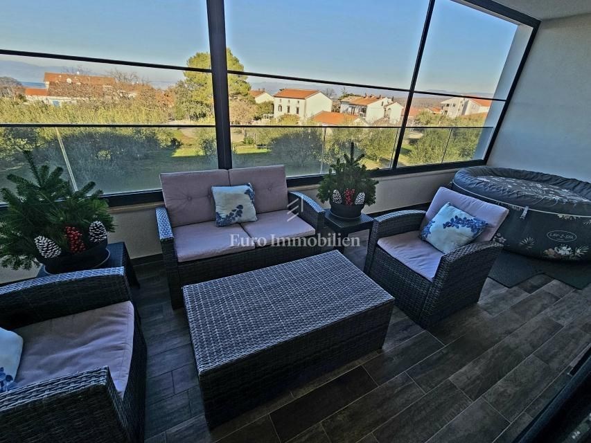 na-prodej-moderne-zarizeny-apartman-se-dvema-loznicemi-a-velkou-krytou-terasou-s-castecnym-vyhledem-na-more-malinska-ostrov-krk-chorvatsko