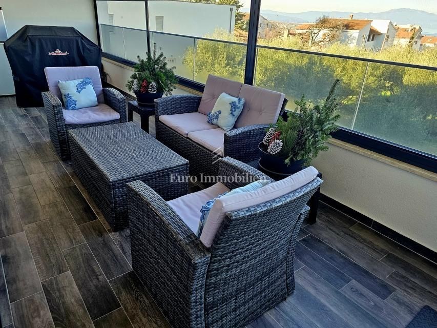 na-prodej-moderne-zarizeny-apartman-se-dvema-loznicemi-a-velkou-krytou-terasou-s-castecnym-vyhledem-na-more-malinska-ostrov-krk-chorvatsko