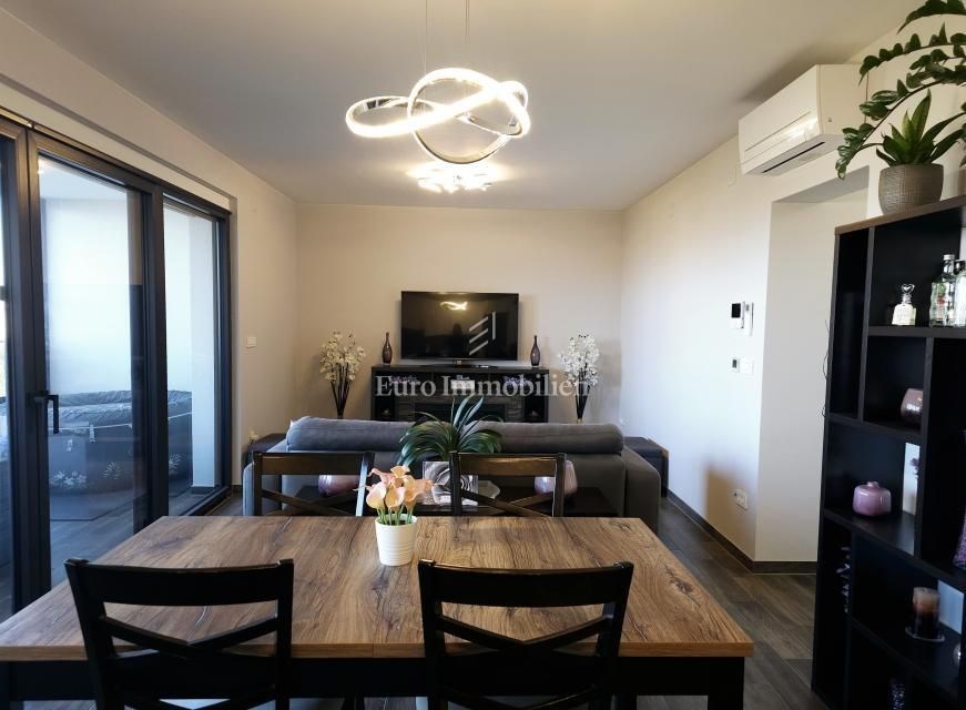 na-prodej-moderne-zarizeny-apartman-se-dvema-loznicemi-a-velkou-krytou-terasou-s-castecnym-vyhledem-na-more-malinska-ostrov-krk-chorvatsko