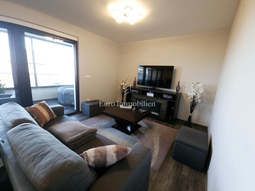 na-prodej-moderne-zarizeny-apartman-se-dvema-loznicemi-a-velkou-krytou-terasou-s-castecnym-vyhledem-na-more-malinska-ostrov-krk-chorvatsko