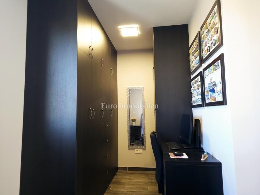 na-prodej-moderne-zarizeny-apartman-se-dvema-loznicemi-a-velkou-krytou-terasou-s-castecnym-vyhledem-na-more-malinska-ostrov-krk-chorvatsko