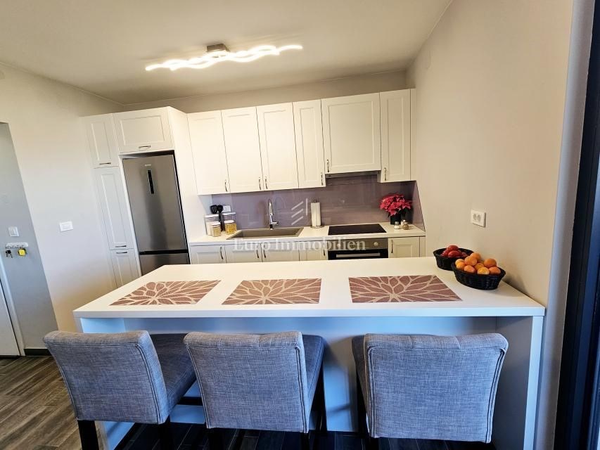 na-prodej-moderne-zarizeny-apartman-se-dvema-loznicemi-a-velkou-krytou-terasou-s-castecnym-vyhledem-na-more-malinska-ostrov-krk-chorvatsko