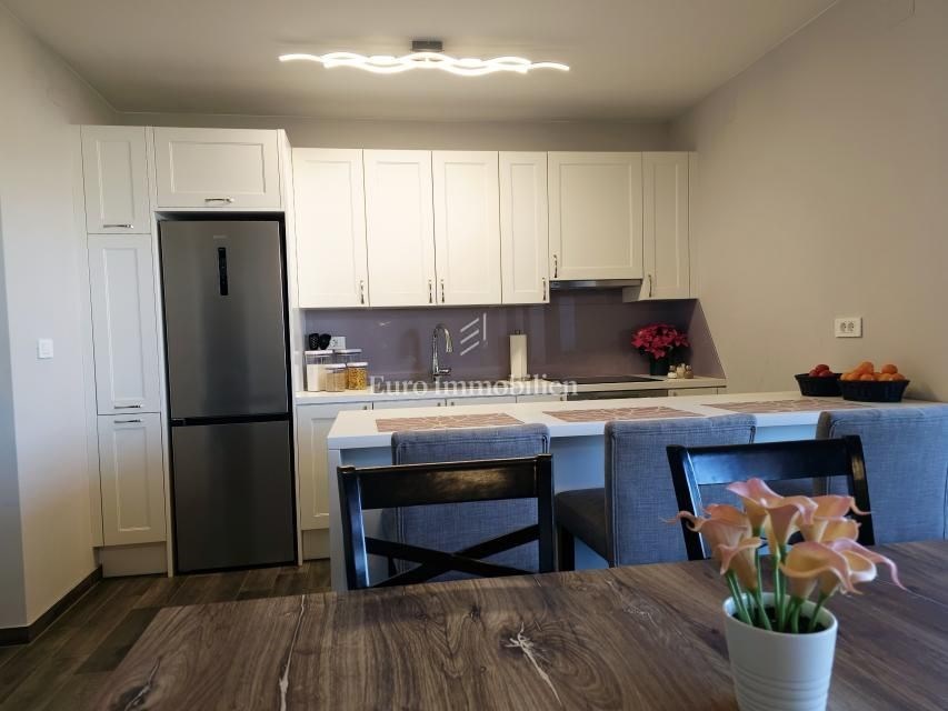 na-prodej-moderne-zarizeny-apartman-se-dvema-loznicemi-a-velkou-krytou-terasou-s-castecnym-vyhledem-na-more-malinska-ostrov-krk-chorvatsko