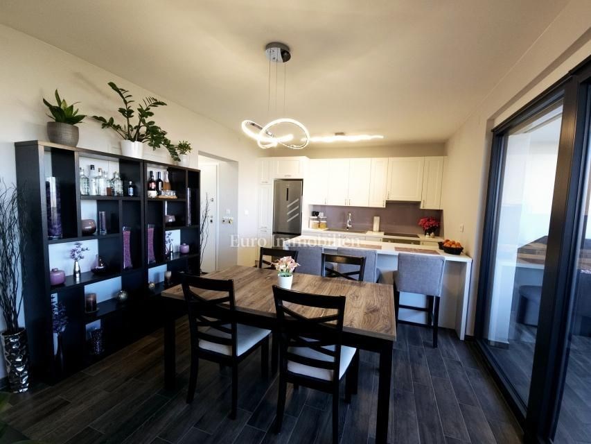 na-prodej-moderne-zarizeny-apartman-se-dvema-loznicemi-a-velkou-krytou-terasou-s-castecnym-vyhledem-na-more-malinska-ostrov-krk-chorvatsko