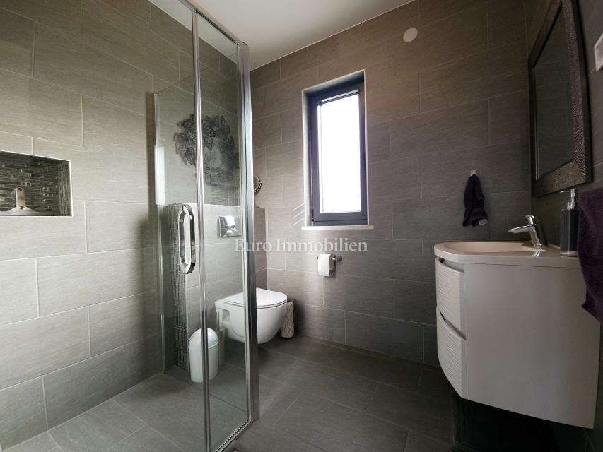 na-prodej-moderne-zarizeny-apartman-se-dvema-loznicemi-a-velkou-krytou-terasou-s-castecnym-vyhledem-na-more-malinska-ostrov-krk-chorvatsko