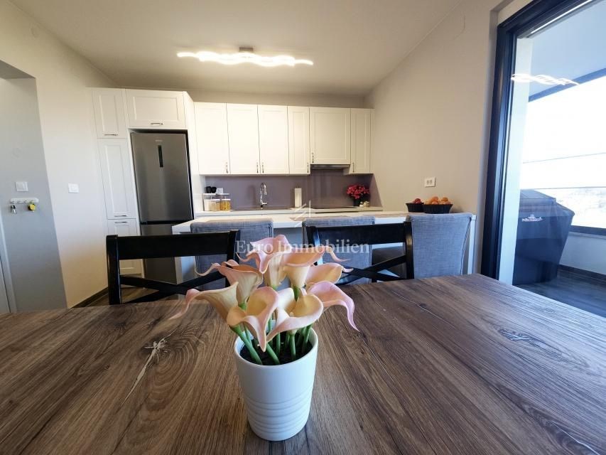 na-prodej-moderne-zarizeny-apartman-se-dvema-loznicemi-a-velkou-krytou-terasou-s-castecnym-vyhledem-na-more-malinska-ostrov-krk-chorvatsko