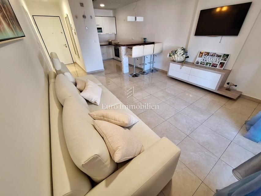 na-prodej-krasny-apartman-se-zahradkou-a-castecnym-vyhledem-na-more-100-metru-od-plaze-malinska-ostrov-krk-chorvatsko