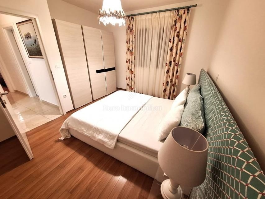 na-prodej-krasny-apartman-se-zahradkou-a-castecnym-vyhledem-na-more-100-metru-od-plaze-malinska-ostrov-krk-chorvatsko