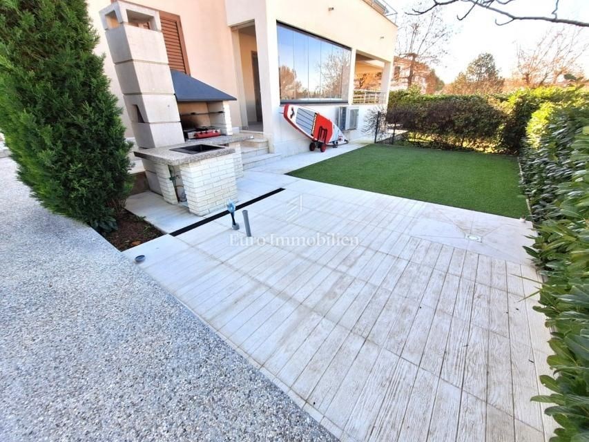 na-prodej-krasny-apartman-se-zahradkou-a-castecnym-vyhledem-na-more-100-metru-od-plaze-malinska-ostrov-krk-chorvatsko