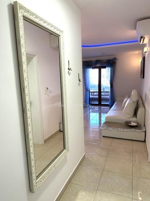 na-prodej-krasny-apartman-se-zahradkou-a-castecnym-vyhledem-na-more-100-metru-od-plaze-malinska-ostrov-krk-chorvatsko