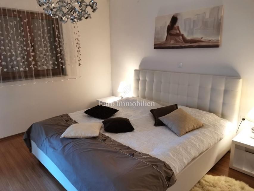 na-prodej-krasny-apartman-se-zahradkou-a-castecnym-vyhledem-na-more-100-metru-od-plaze-malinska-ostrov-krk-chorvatsko