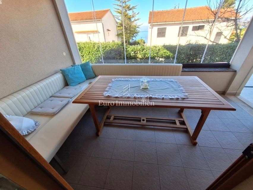 na-prodej-krasny-apartman-se-zahradkou-a-castecnym-vyhledem-na-more-100-metru-od-plaze-malinska-ostrov-krk-chorvatsko