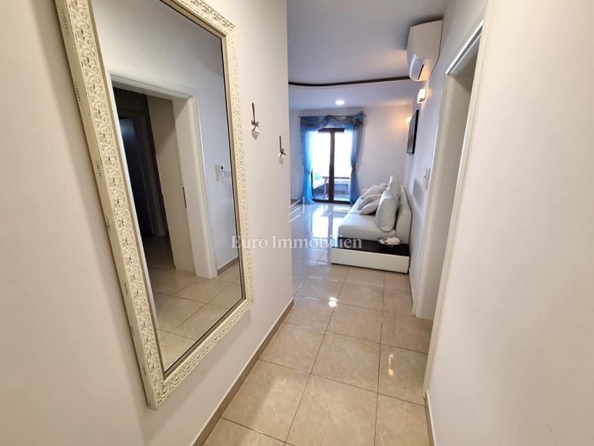 na-prodej-krasny-apartman-se-zahradkou-a-castecnym-vyhledem-na-more-100-metru-od-plaze-malinska-ostrov-krk-chorvatsko