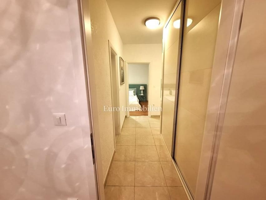 na-prodej-krasny-apartman-se-zahradkou-a-castecnym-vyhledem-na-more-100-metru-od-plaze-malinska-ostrov-krk-chorvatsko