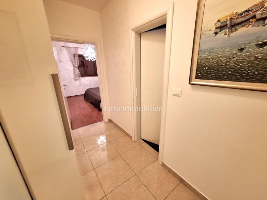 na-prodej-krasny-apartman-se-zahradkou-a-castecnym-vyhledem-na-more-100-metru-od-plaze-malinska-ostrov-krk-chorvatsko