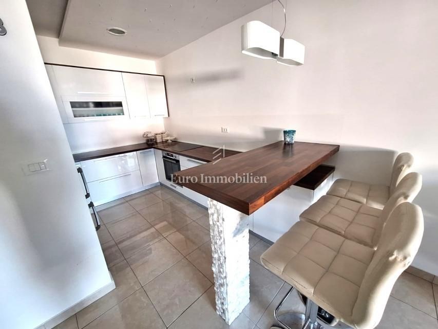 na-prodej-krasny-apartman-se-zahradkou-a-castecnym-vyhledem-na-more-100-metru-od-plaze-malinska-ostrov-krk-chorvatsko