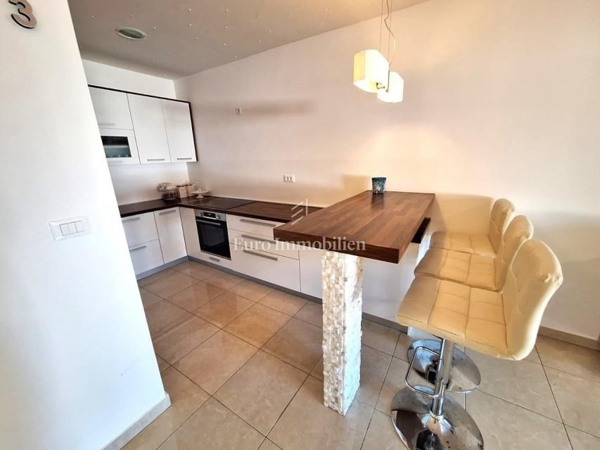 na-prodej-krasny-apartman-se-zahradkou-a-castecnym-vyhledem-na-more-100-metru-od-plaze-malinska-ostrov-krk-chorvatsko