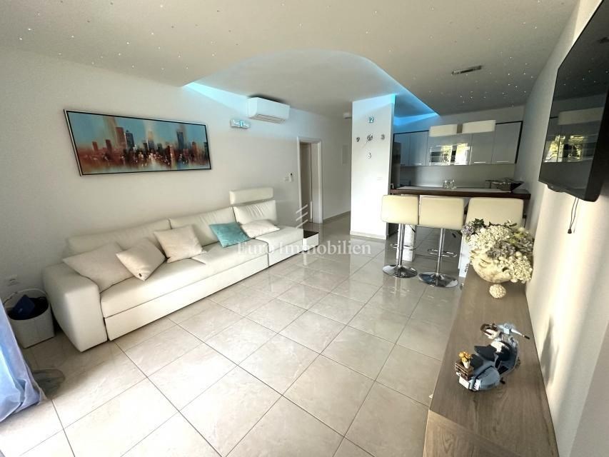 na-prodej-krasny-apartman-se-zahradkou-a-castecnym-vyhledem-na-more-100-metru-od-plaze-malinska-ostrov-krk-chorvatsko