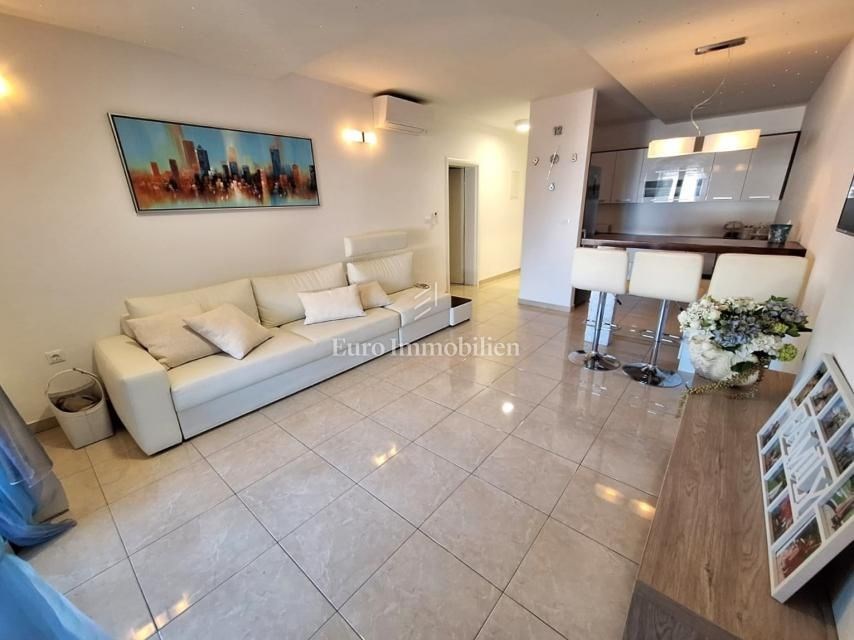 na-prodej-krasny-apartman-se-zahradkou-a-castecnym-vyhledem-na-more-100-metru-od-plaze-malinska-ostrov-krk-chorvatsko