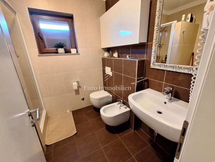 na-prodej-krasny-apartman-se-zahradkou-a-castecnym-vyhledem-na-more-100-metru-od-plaze-malinska-ostrov-krk-chorvatsko