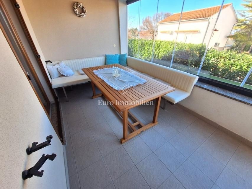 na-prodej-krasny-apartman-se-zahradkou-a-castecnym-vyhledem-na-more-100-metru-od-plaze-malinska-ostrov-krk-chorvatsko