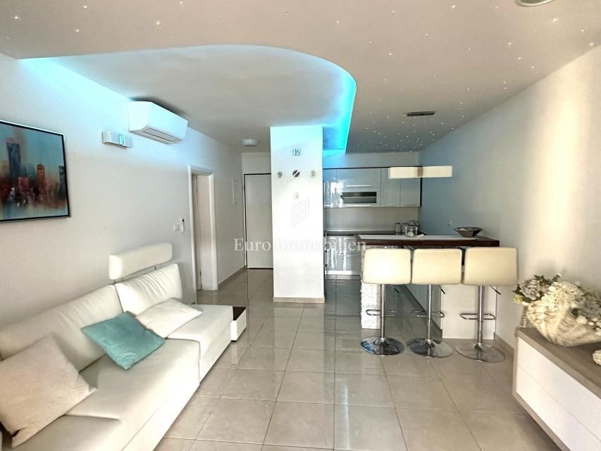 na-prodej-krasny-apartman-se-zahradkou-a-castecnym-vyhledem-na-more-100-metru-od-plaze-malinska-ostrov-krk-chorvatsko