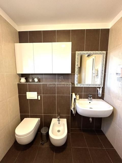 na-prodej-krasny-apartman-se-zahradkou-a-castecnym-vyhledem-na-more-100-metru-od-plaze-malinska-ostrov-krk-chorvatsko