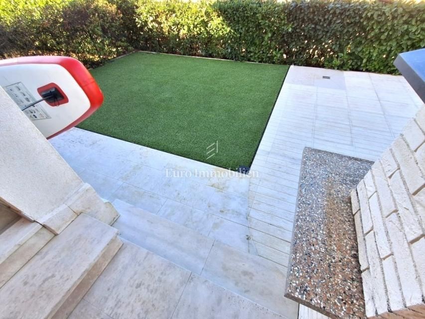 na-prodej-krasny-apartman-se-zahradkou-a-castecnym-vyhledem-na-more-100-metru-od-plaze-malinska-ostrov-krk-chorvatsko