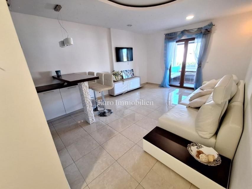 na-prodej-krasny-apartman-se-zahradkou-a-castecnym-vyhledem-na-more-100-metru-od-plaze-malinska-ostrov-krk-chorvatsko