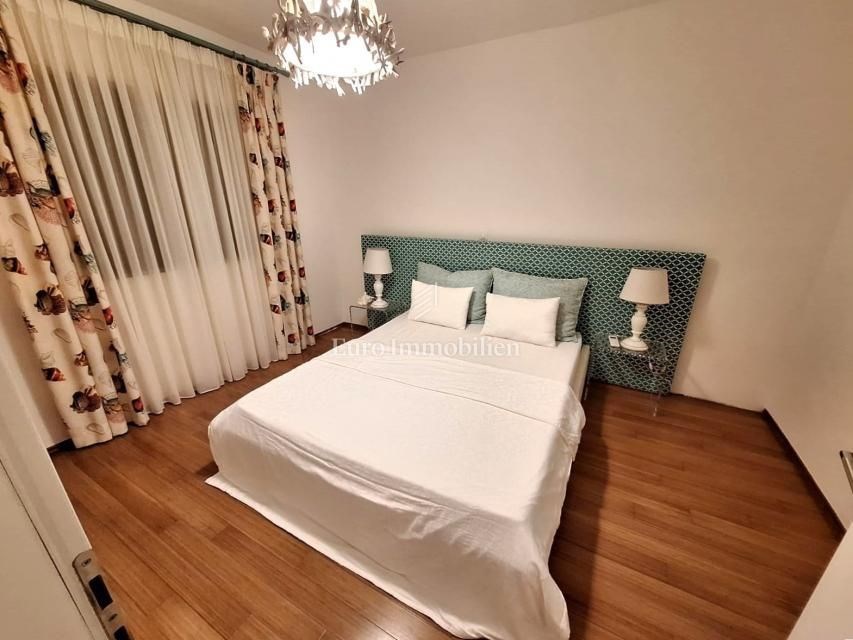 na-prodej-krasny-apartman-se-zahradkou-a-castecnym-vyhledem-na-more-100-metru-od-plaze-malinska-ostrov-krk-chorvatsko