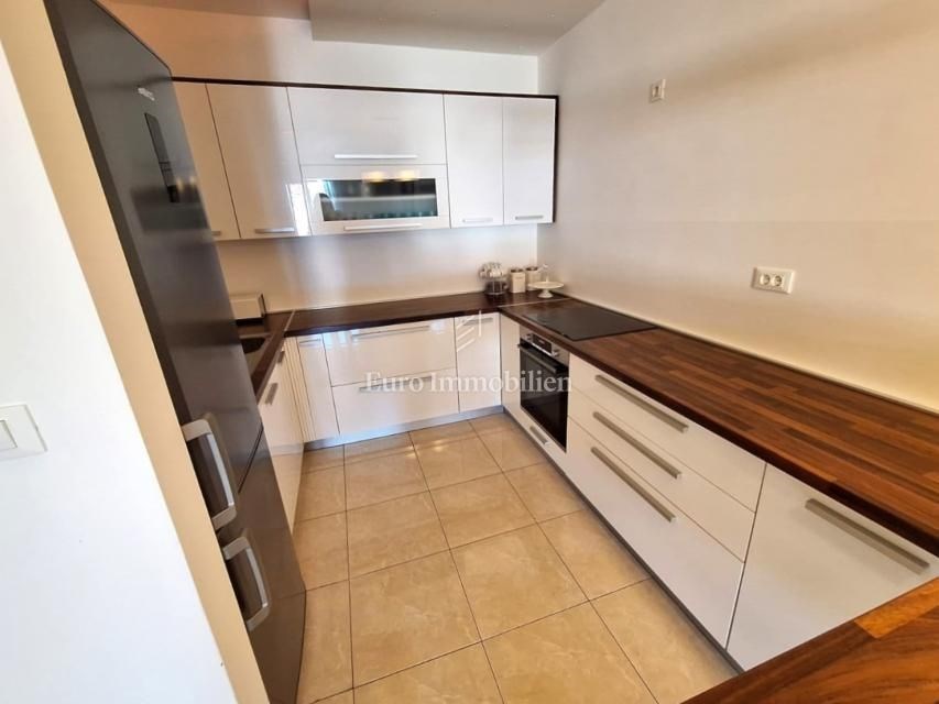 na-prodej-krasny-apartman-se-zahradkou-a-castecnym-vyhledem-na-more-100-metru-od-plaze-malinska-ostrov-krk-chorvatsko
