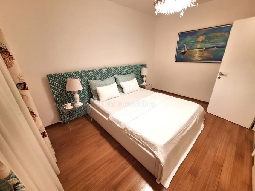 na-prodej-krasny-apartman-se-zahradkou-a-castecnym-vyhledem-na-more-100-metru-od-plaze-malinska-ostrov-krk-chorvatsko