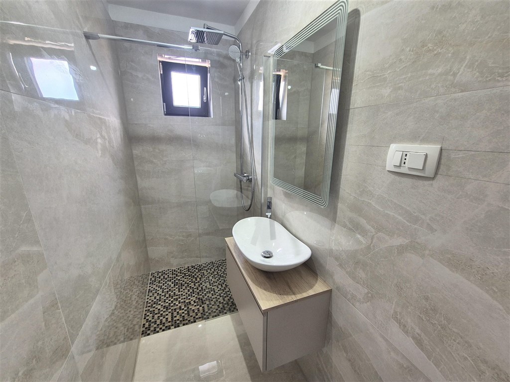 na-prodej-novy-apartman-se-dvema-loznicemi-a-castecnym-vyhledem-na-more-malinska-ostrov-krk-chorvatsko