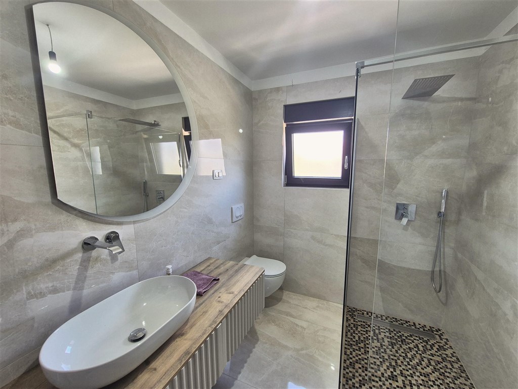 na-prodej-novy-apartman-se-dvema-loznicemi-a-castecnym-vyhledem-na-more-malinska-ostrov-krk-chorvatsko