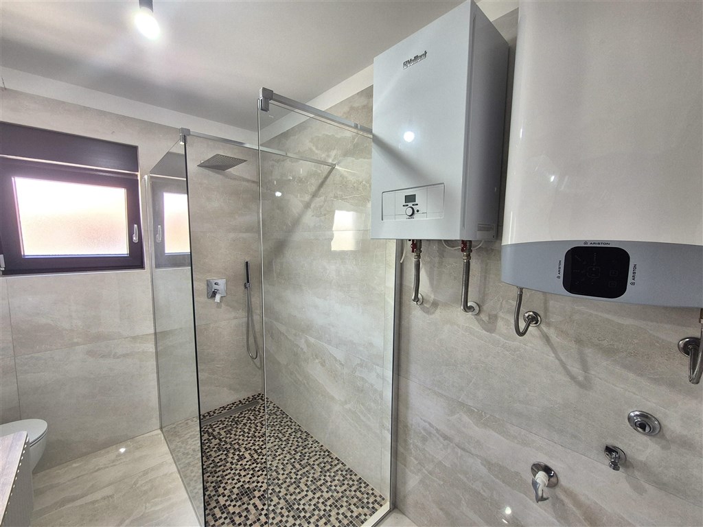 na-prodej-novy-apartman-se-dvema-loznicemi-a-castecnym-vyhledem-na-more-malinska-ostrov-krk-chorvatsko