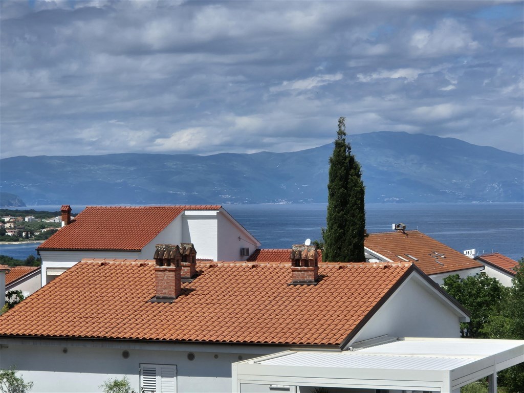 na-prodej-novy-apartman-se-dvema-loznicemi-a-castecnym-vyhledem-na-more-malinska-ostrov-krk-chorvatsko