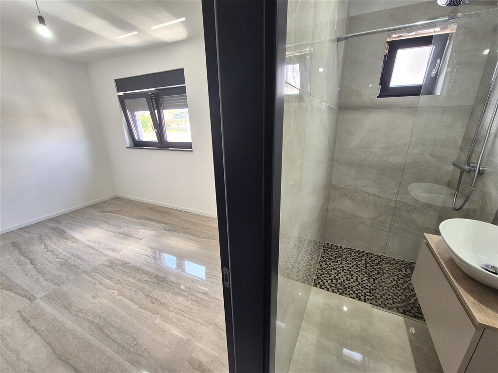 na-prodej-novy-apartman-se-dvema-loznicemi-a-castecnym-vyhledem-na-more-malinska-ostrov-krk-chorvatsko