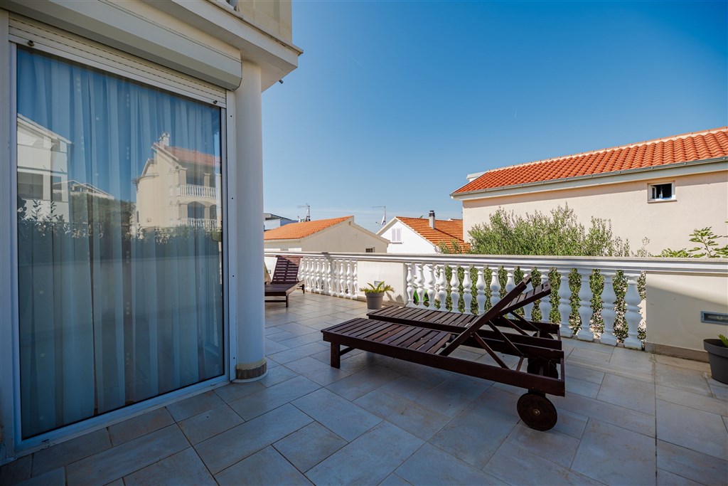 na-prodej-velmi-pekny-a-prostorny-apartman-s-castecnym-vyhledem-na-more-a-okolni-ostrovy-100-m-od-plaze-v-malebne-obci-kozino-u-zadaru-chorvatsko