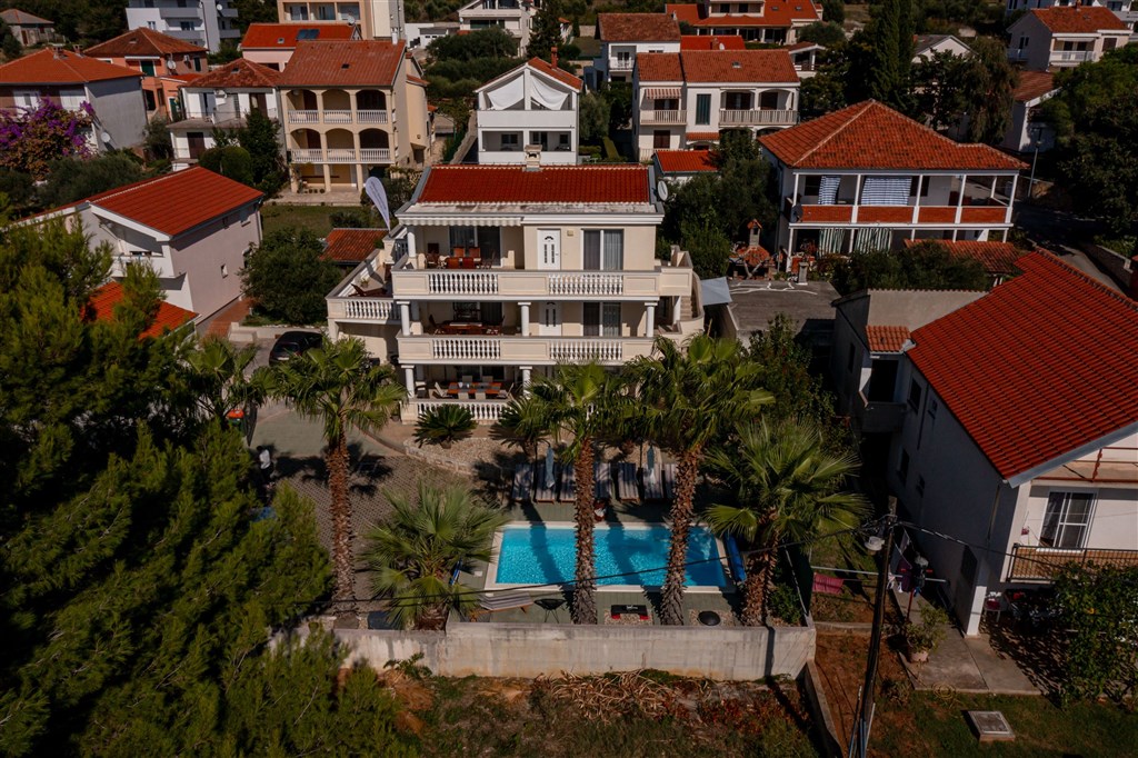 na-prodej-velmi-pekny-a-prostorny-apartman-s-castecnym-vyhledem-na-more-a-okolni-ostrovy-100-m-od-plaze-v-malebne-obci-kozino-u-zadaru-chorvatsko