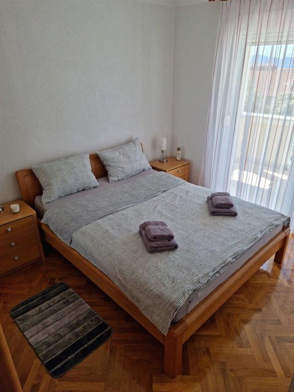 na-prodej-velmi-pekny-a-prostorny-apartman-s-castecnym-vyhledem-na-more-a-okolni-ostrovy-100-m-od-plaze-v-malebne-obci-kozino-u-zadaru-chorvatsko