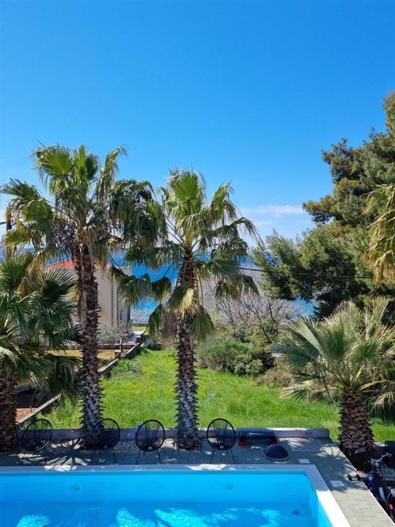 na-prodej-velmi-pekny-a-prostorny-apartman-s-castecnym-vyhledem-na-more-a-okolni-ostrovy-100-m-od-plaze-v-malebne-obci-kozino-u-zadaru-chorvatsko