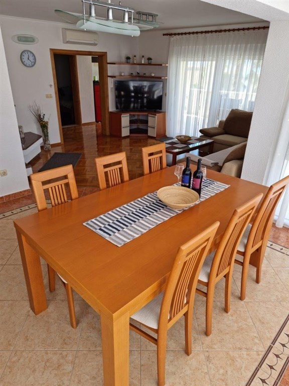 na-prodej-velmi-pekny-a-prostorny-apartman-s-castecnym-vyhledem-na-more-a-okolni-ostrovy-100-m-od-plaze-v-malebne-obci-kozino-u-zadaru-chorvatsko