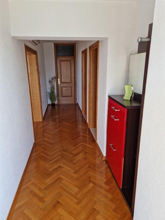 na-prodej-velmi-pekny-a-prostorny-apartman-s-castecnym-vyhledem-na-more-a-okolni-ostrovy-100-m-od-plaze-v-malebne-obci-kozino-u-zadaru-chorvatsko