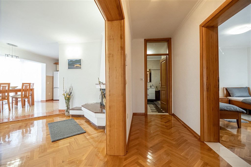 na-prodej-velmi-pekny-a-prostorny-apartman-s-castecnym-vyhledem-na-more-a-okolni-ostrovy-100-m-od-plaze-v-malebne-obci-kozino-u-zadaru-chorvatsko