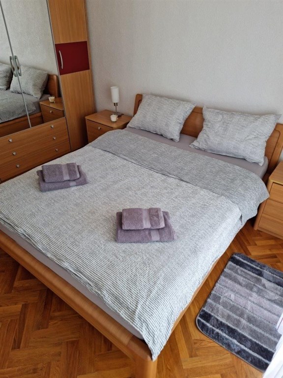 na-prodej-velmi-pekny-a-prostorny-apartman-s-castecnym-vyhledem-na-more-a-okolni-ostrovy-100-m-od-plaze-v-malebne-obci-kozino-u-zadaru-chorvatsko