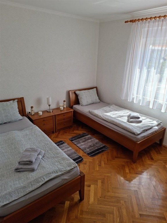 na-prodej-velmi-pekny-a-prostorny-apartman-s-castecnym-vyhledem-na-more-a-okolni-ostrovy-100-m-od-plaze-v-malebne-obci-kozino-u-zadaru-chorvatsko